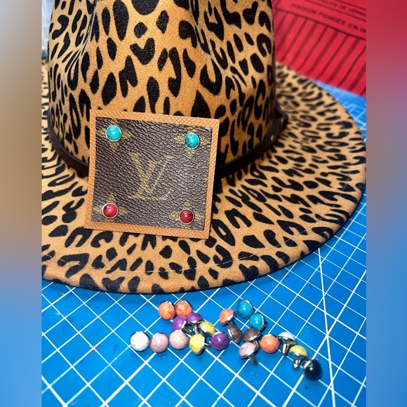 🍁 Monogram patch Cheetah 🐆 print Fedora Hat - Picture 9 of 11